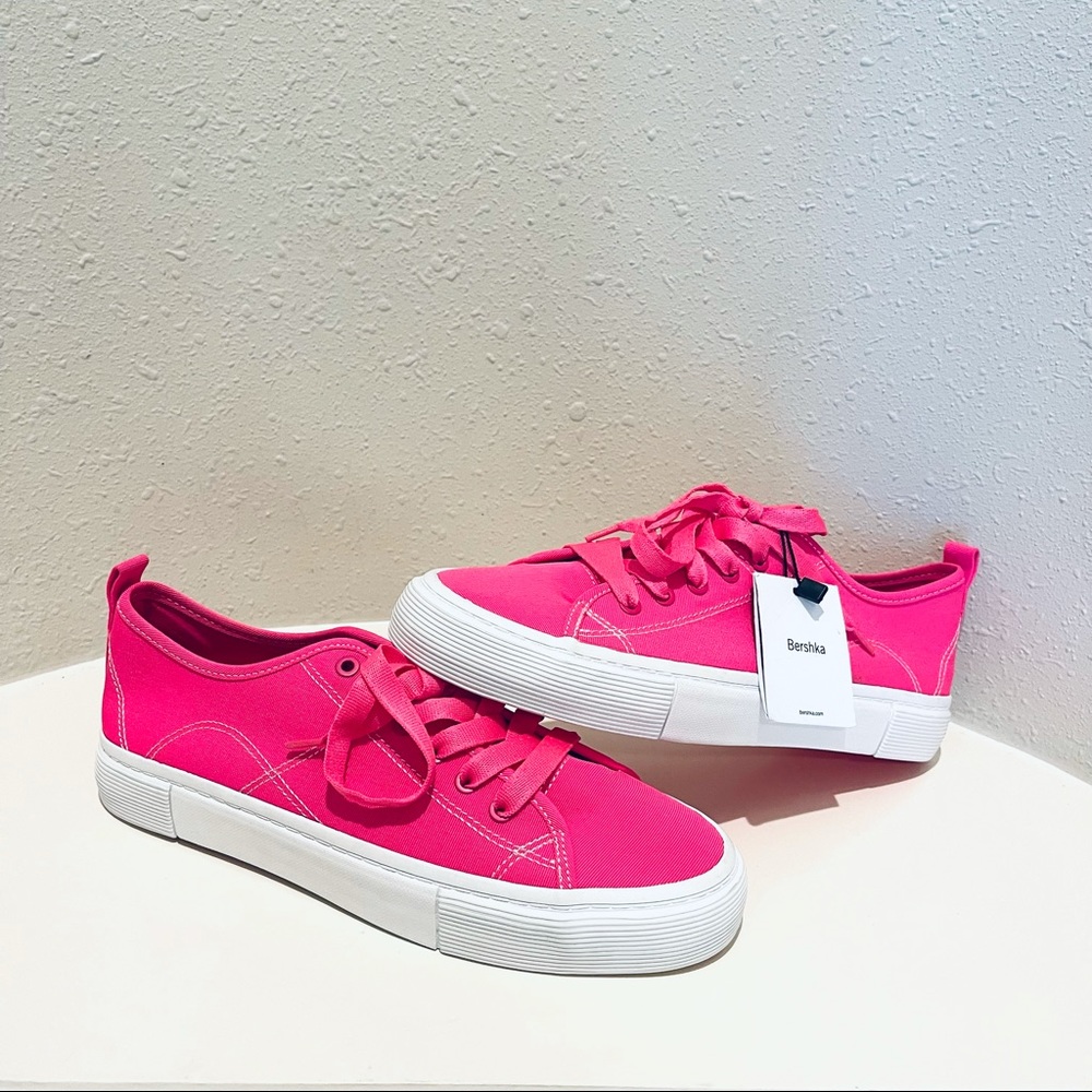 Bershka Neon Pink Women’s Low Top Fashion Sneakers Size 8 NWT